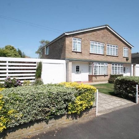 Nicely Decorated 3 Bedroom House Near Heathrow, London Стейнс Экстерьер фото